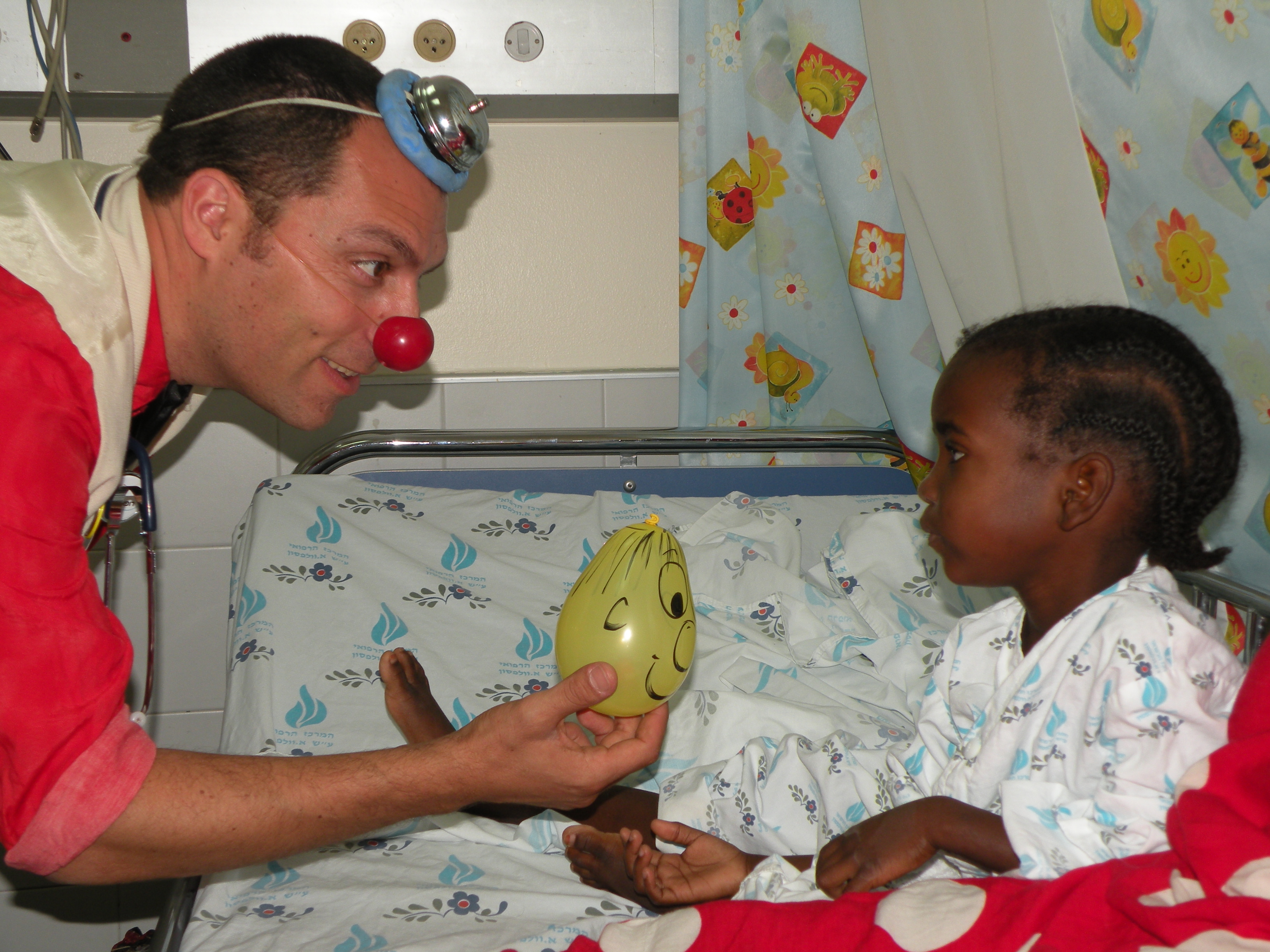 'וולפסון' גאה להציג: קורס ליצנות לבני נוער עם IBD (הגדל)